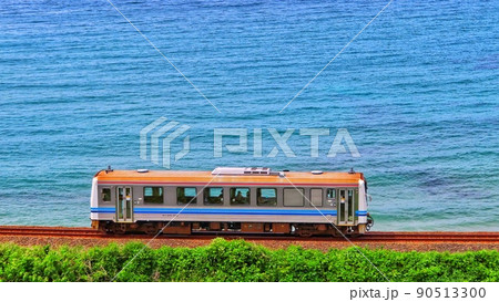 【島根県】海岸線を走る単行列車 【島根県】海岸線を走る単行列車 90513300