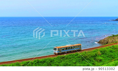 【島根県】海岸線を走る単行列車 90513302
