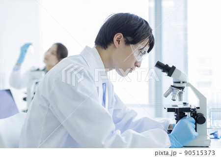研究者 顕微鏡 90515373