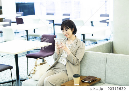 ビジネス　女性　オフィス  スマホ　検索 90515620