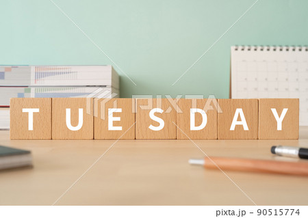 火曜日のイメージ｜「TUESDAY」と書かれたブロックが置かれたデスク 90515774