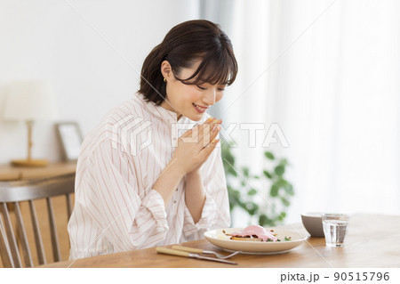 食事をする若い女性 90515796