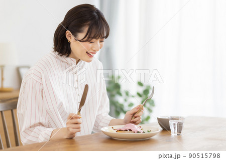 食事をする若い女性 食事をする若い女性 90515798
