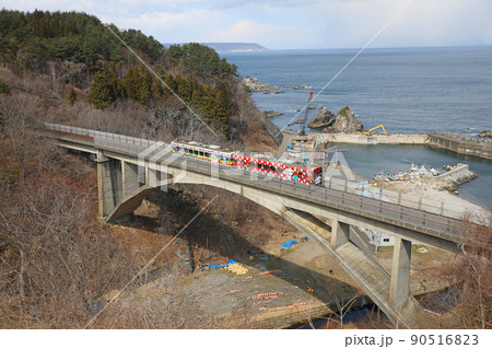三陸鉄道　大沢橋梁を渡る列車 90516823
