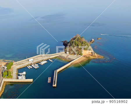 屋代島の先端の雨源田集落の漁港の空撮 屋代島の先端の雨源田集落の漁港の空撮 90516902