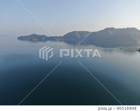 屋代島の先端の雨源田集落の上空から情島の空撮 90516908