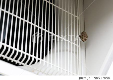 ハチの巣を駆除　スプレー　エアコンの室外機 90517090