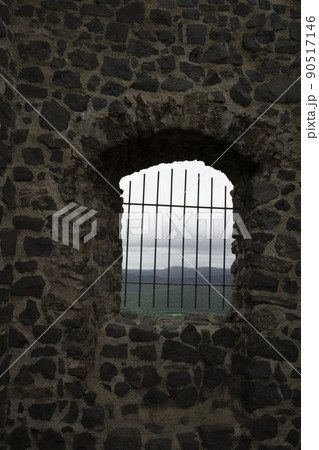 中世のお城の窓,石造りの牢屋の窓,牢獄のアーチ,薄暗い牢屋, 中世のお城の窓,石造りの牢屋の窓,牢獄のアーチ,薄暗い牢屋, 90517146