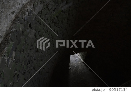 中世のお城の窓,石造りの牢屋の窓,牢獄のアーチ,薄暗い牢屋, 中世のお城の窓,石造りの牢屋の窓,牢獄のアーチ,薄暗い牢屋, 90517154