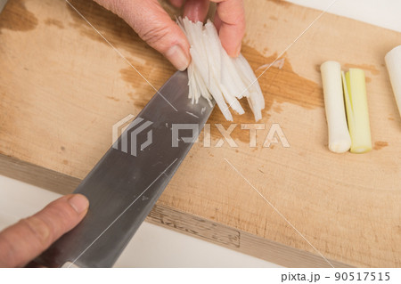 【ネギを三徳包丁で千切り】 90517515