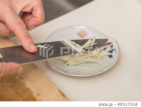 【ネギを三徳包丁で千切り】 【ネギを三徳包丁で千切り】 90517518