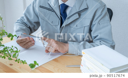 スマホ視聴｜働きながら資格取得を目指す建設系ビジネスマン　イメージ 90517674