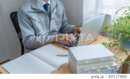 働きながら資格取得を目指す建設系ビジネスマン イメージ 90517866