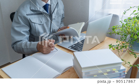 働きながら資格取得を目指す建設系ビジネスマン イメージ 90517867