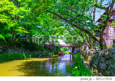 近江八幡の八幡堀と手漕ぎ舟 90517950