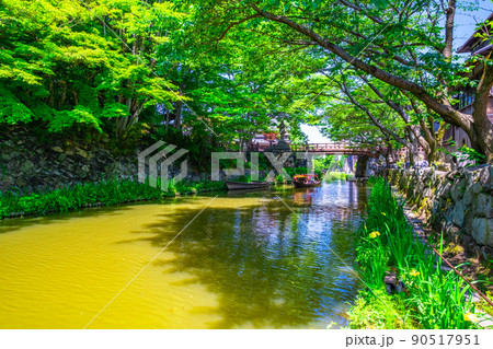 近江八幡の八幡堀と手漕ぎ舟 90517951