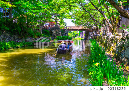 近江八幡の八幡堀と手漕ぎ舟 90518226
