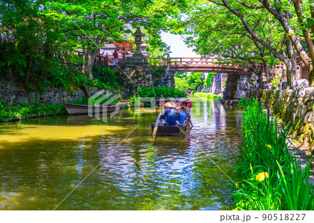 近江八幡の八幡堀と手漕ぎ舟 近江八幡の八幡堀と手漕ぎ舟 90518227