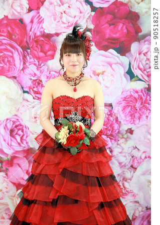 仲良し親子、母娘のウエディングドレス試着遊び体験 90518257