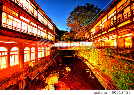 日本最古の温宿建築　四万温泉　積善館本館の夜景（群馬県中之条町） 90518459