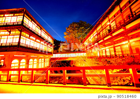 日本最古の温宿建築　四万温泉　積善館本館の夜景（群馬県中之条町） 90518460