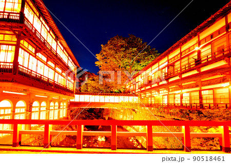 日本最古の温宿建築　四万温泉　積善館本館の夜景（群馬県中之条町） 90518461