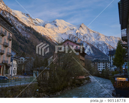 Chamonix-Mont-Blanc town at sunset, France 90518778