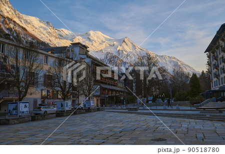Chamonix-Mont-Blanc town at sunset, France 90518780