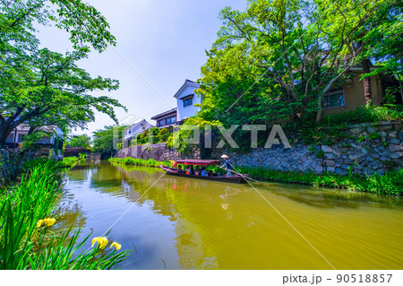 近江八幡の八幡堀と屋形舟 90518857