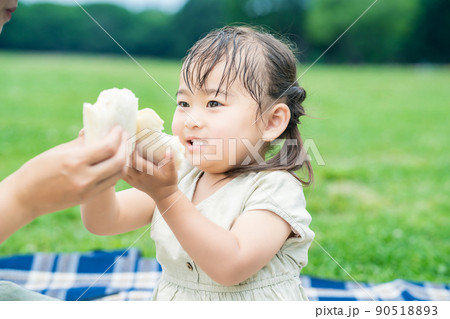 公園でサンドイッチを食べる親子 公園でサンドイッチを食べる親子 90518893