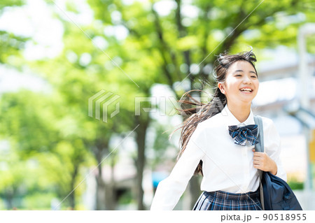 女子中学生　通学　制服 90518955