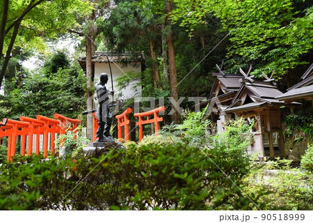 一言主さんのお像と鳥居 90518999
