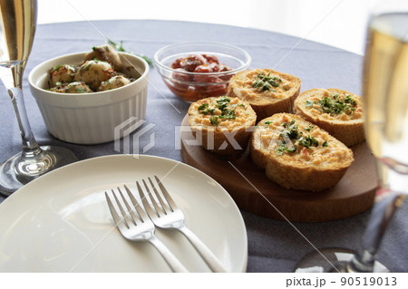 ワインとタパスと一緒に添えられた明太子フランスのクローズアップ 90519013