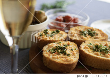 ワインとタパスと一緒に添えられた明太子フランスのクローズアップ 90519023