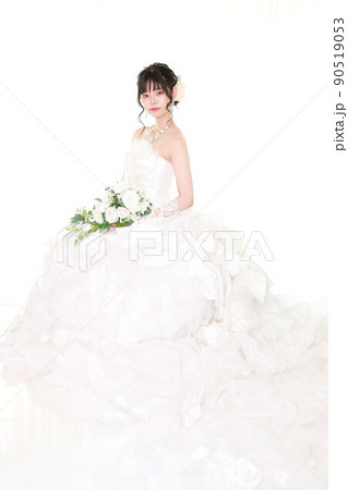 白背景ウエディングドレス姿の新婦様ソロウエディング 白背景ウエディングドレス姿の新婦様ソロウエディング 90519053
