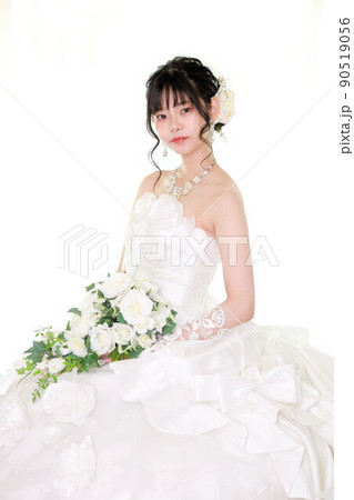 白背景ウエディングドレス姿の新婦様ソロウエディング 90519056