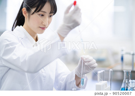 作業をする研究員 90520007