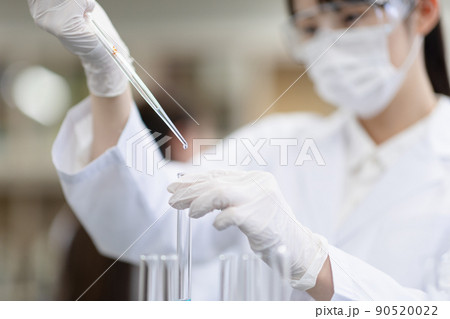 作業をする研究員 90520022