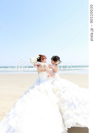 女友達と楽しいウエディングドレス試着レンタル遊び体験、海でのロケーション撮影海ロケ同性婚 90520030