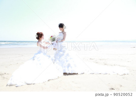 女友達と楽しいウエディングドレス試着レンタル遊び体験、海でのロケーション撮影海ロケ同性婚 女友達と楽しいウエディングドレス試着レンタル遊び体験、海でのロケーション撮影海ロケ同性婚 90520052
