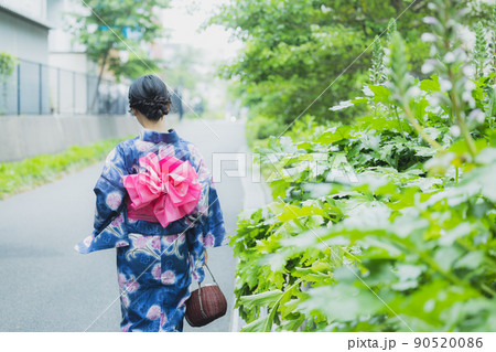 浴衣の女性　 90520086