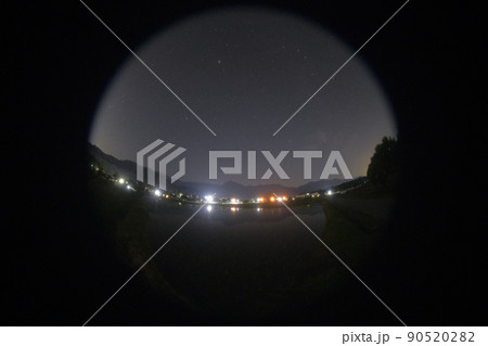 北杜市白州町、天頂高く横たわる春の大曲線(西の空) 北杜市白州町、天頂高く横たわる春の大曲線(西の空) 90520282