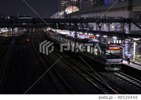 夜の日暮里駅　常磐線とホームと線路 90520448
