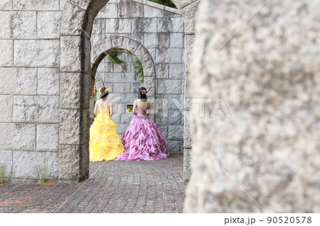 女友達と楽しいウエディングドレス試着レンタル遊び体験、公園でのロケーション撮影カラードレス同性婚 90520578