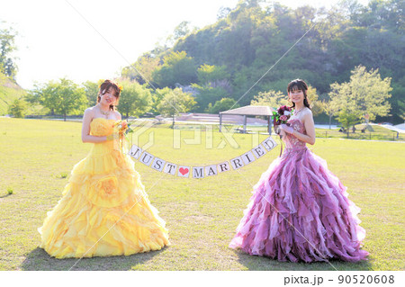 女友達と楽しいウエディングドレス試着レンタル遊び体験、公園でのロケーション撮影カラードレス同性婚 女友達と楽しいウエディングドレス試着レンタル遊び体験、公園でのロケーション撮影カラードレス同性婚 90520608