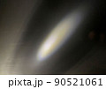 黒の背景に抽象的なレンズフレア 黄色の光 黒の背景に抽象的なレンズフレア 黄色の光 90521061