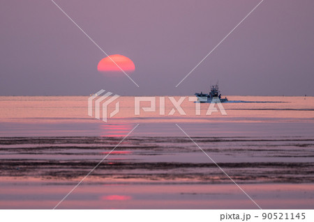 《石川県》釣り船とご来光・日本海の夜明け 90521145