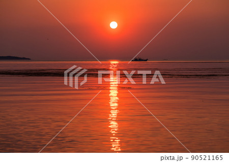《石川県》釣り船とご来光・日本海の夜明け 90521165