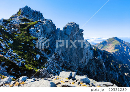 秋の木曽駒ヶ岳トレッキング（宝剣山荘付近から宝剣岳と三ノ沢岳を望む） 90521289