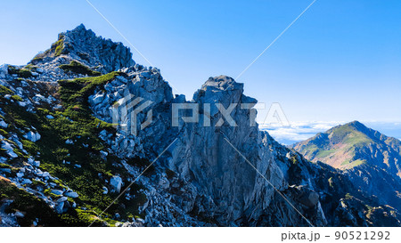 秋の木曽駒ヶ岳トレッキング(宝剣山荘付近から宝剣岳と三ノ沢岳を望む) 秋の木曽駒ヶ岳トレッキング(宝剣山荘付近から宝剣岳と三ノ沢岳を望む) 90521292